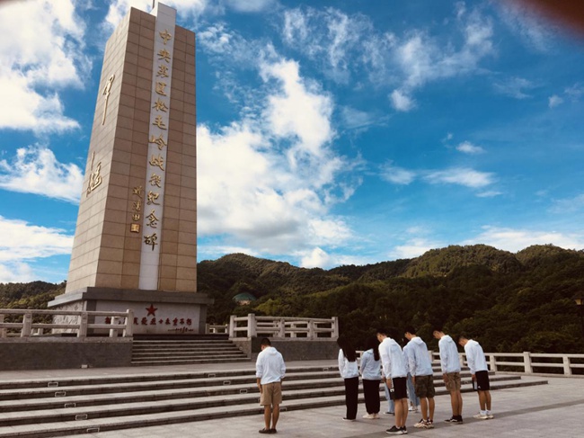 實踐隊向松毛嶺戰(zhàn)役中犧牲的烈士鞠躬默哀。福建船政交通職業(yè)學院供圖